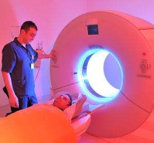 Gehirn-Scans legen nahe, dass eine hohe Dosis Kreatin mit verlangsamter Schrumpfung des Gehirns bei Huntington-MutationstrÀgern verbunden wurde.
