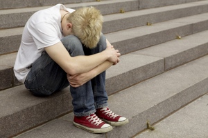 Junge Leute, die von der Huntington Krankheit beeinflusst sind, können sich isoliert und einsam fühlen, und sie zu erreichen ist eine Herausforderung für unterstützende Organisationen. HDYO ist ein großer Schritt in die richtige Richtung, weil es junge Leuten sind, die jungen Leuten helfen.