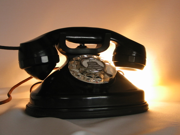 Das Gehirn besteht aus Zellen, die miteinander kommunizieren, wie Spieler bei einem gigantischen Telefon-Spiel. Denkstörungen können entstehen, wenn die Nachrichten in diesem riesigen Telefon-Spiel des Gehirns verfälscht werden.
