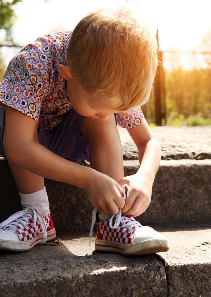 'Prozedurales Lernen' ist ein Prozess, durch den wir Routine Aufgaben erledigen können, ohne viel darüber nachdenken zu müssen, wie Schuhe zubinden, Zähneputzen oder Autofahren