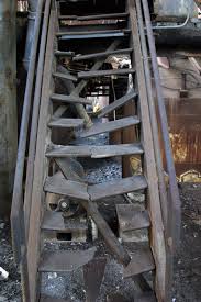 DNA kann, wie bei einer Holztreppe, zersplittern oder abreißen, was zu gefährlichen Konsequenzen führen kann.