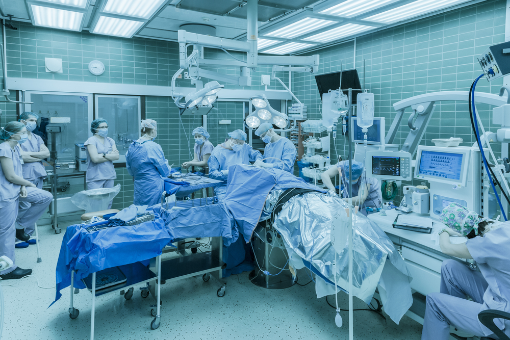 Eine Operation am Gehirn klingt sicherlich nicht sehr reizvoll. Immerhin würde es sich um einen einmaligen Eingriff handeln, um die Gentherapie zu injizieren, die im Idealfall lebenslange Abhilfe bringt.