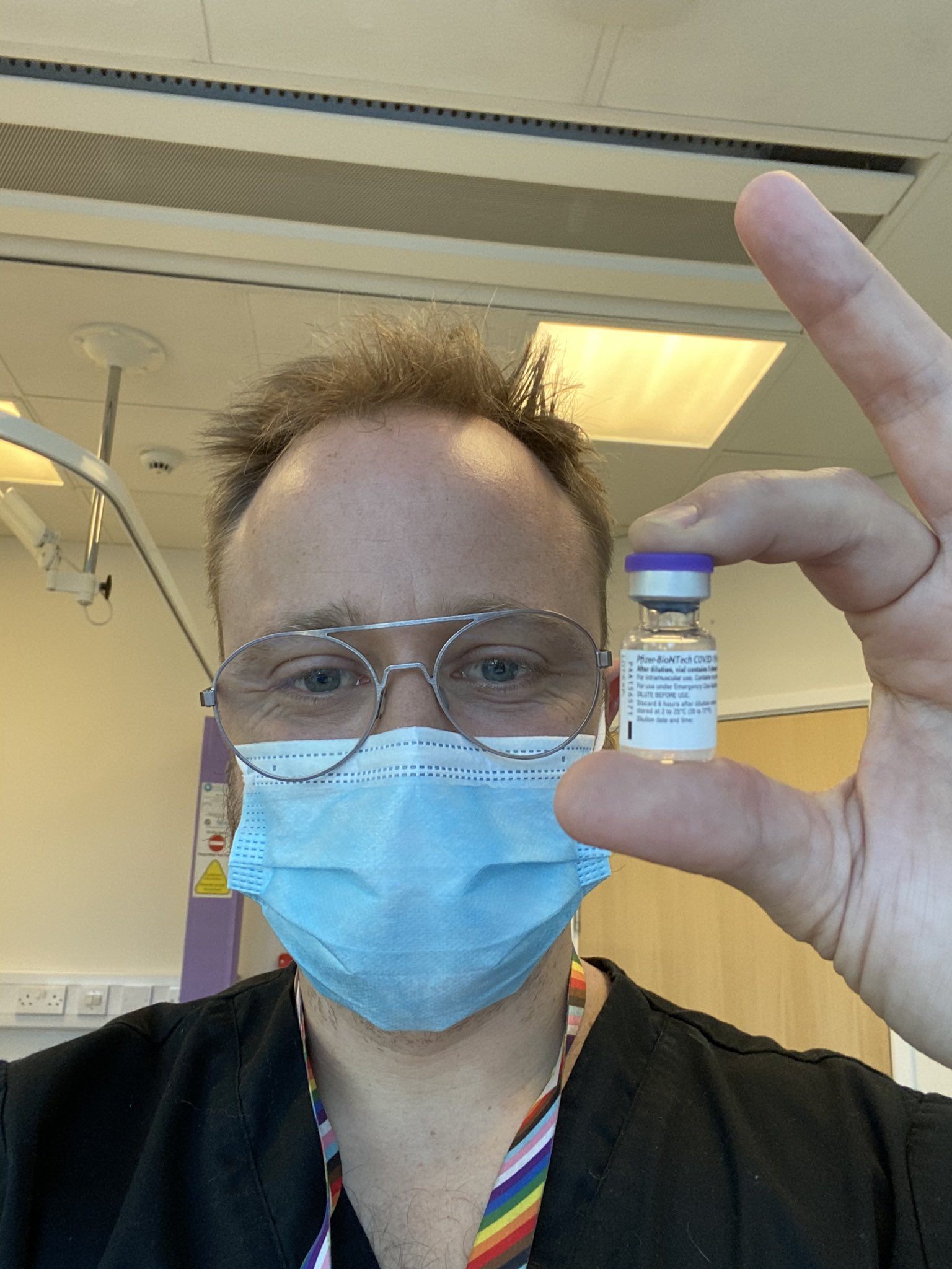 Prof. Ed Wild hat sich in seiner Freizeit mit der Impfung von Menschen gegen COVID-19 beschäftigt