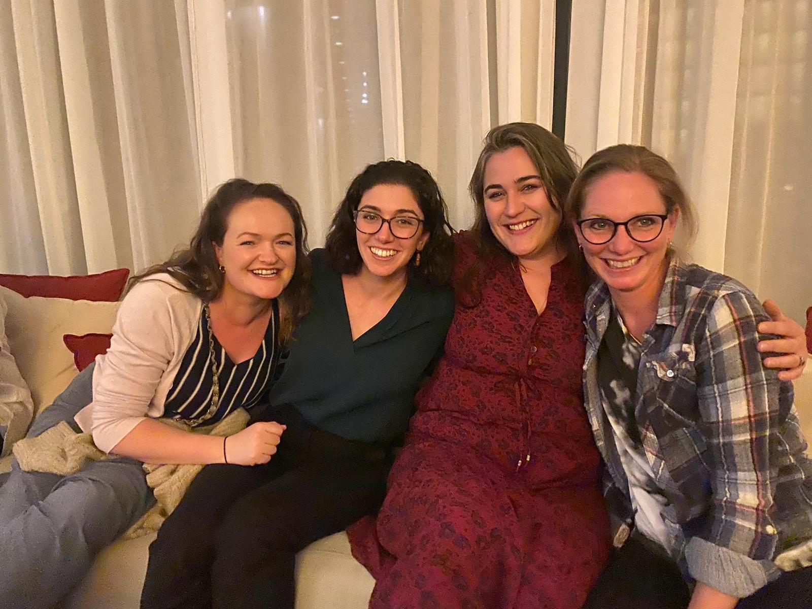 HK-Forscherinnen und HDBuzz-Redakteurinnen gönnen sich eine Pause vom Tweeten und machen ein Foto! (Von links nach rechts: Dr. Lauren Byrne, Dr. Leora Fox, Dr. Rachel Harding, Dr. Tamara Maiuri). Bildnachweis: Karen Newman.