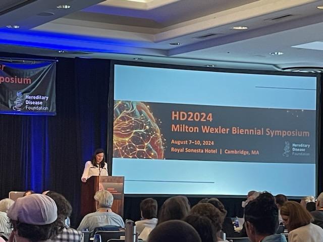 Meghan Donaldson, Geschäftsführerin des HDF, eröffnete Tag 2 der Konferenz mit einer Begrüßungsrede, in der sie die Hartnäckigkeit und Ausdauer von HD-Forschern hervorhob - Eigenschaften, die häufig bei Menschen mit HD zu beobachten sind, wie bei ihrem Bruder Christopher, der kürzlich an Huntington im Spätstadium verstarb.