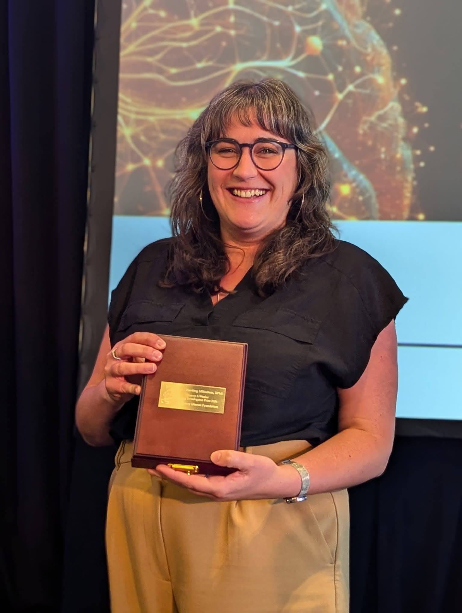 Rachel Harding von HDBuzz wurde mit dem Nancy S. Wexler Young Investigator Prize 2024 ausgezeichnet! Der Preis wird an einen jungen Forscher auf dem Gebiet der Huntington-Krankheit verliehen, der ein Höchstmaß an Exzellenz, Sorgfalt und kreativem Denken widerspiegelt. Rachel verkörpert, was mit dem Preis gewürdigt werden soll.