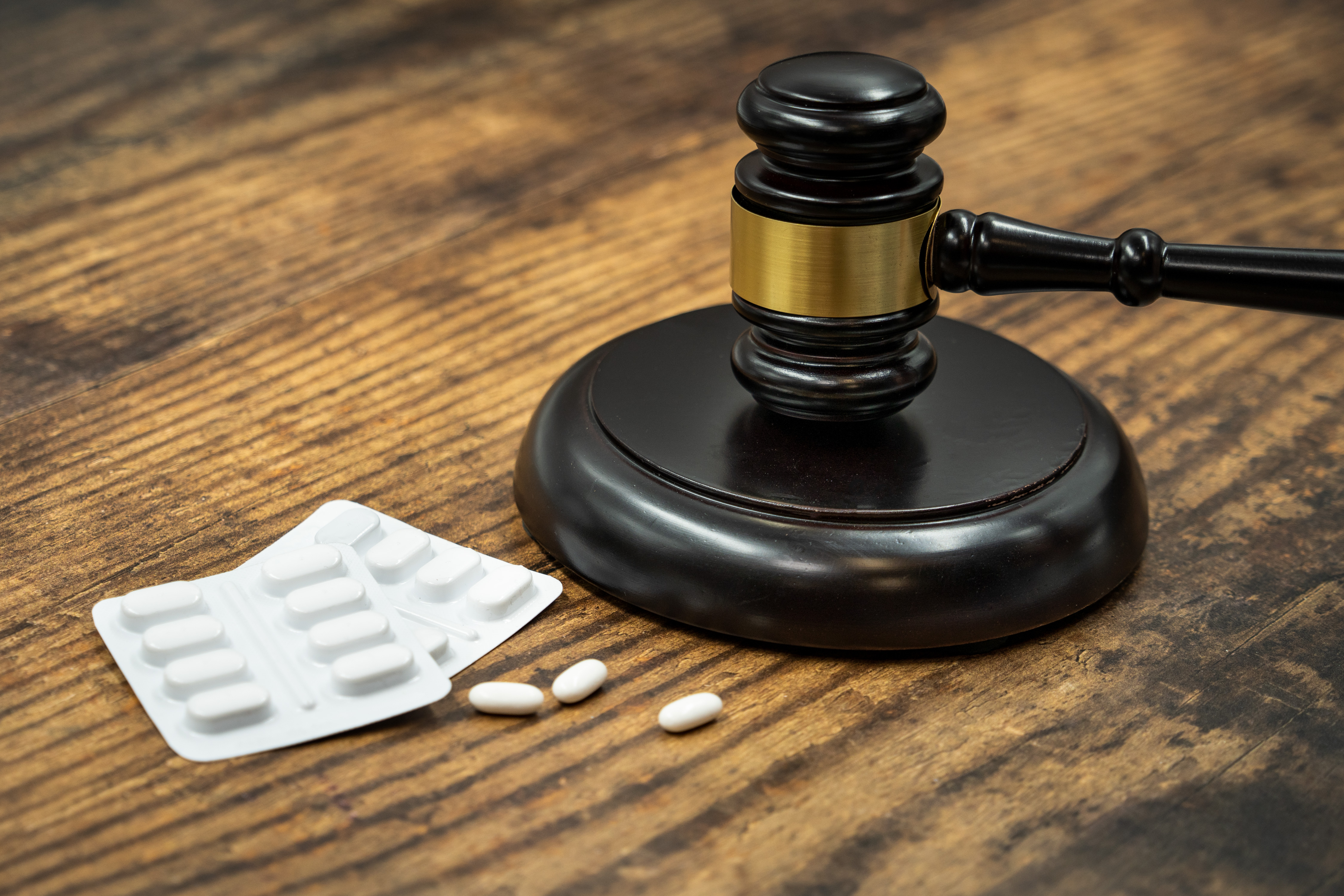 Die Food and Drug Administration, auch bekannt als FDA, ist die Aufsichtsbehörde in den Vereinigten Staaten, die die volle Kontrolle über die Zulassung von Arzneimitteln, auch für die Huntington-Krankheit, hat.