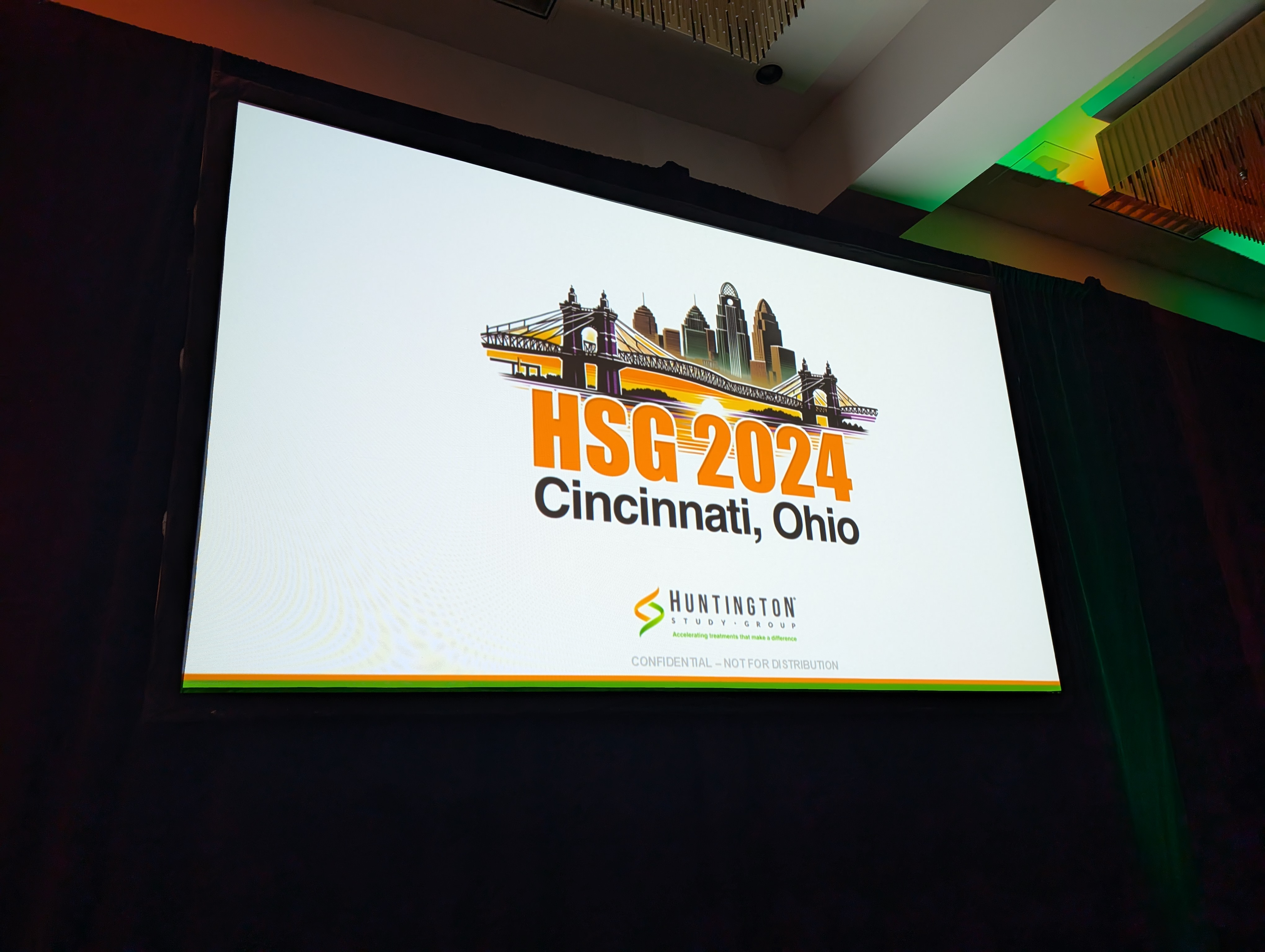 Die Huntington Study Group veranstaltet eine jährliche Konferenz, die 2024 in Cincinnati stattfindet. Eine zweitägige Zusammenkunft richtet sich an Forscher, Kliniker und die Industrie und dreht sich um den neuesten Stand von Wissenschaft und Forschung. Der dritte Tag ist den Familien der Huntington-Krankheit gewidmet, die sich dann von Experten über die neuesten Entwicklungen in der Forschung und bei klinischen Studien informieren lassen können.