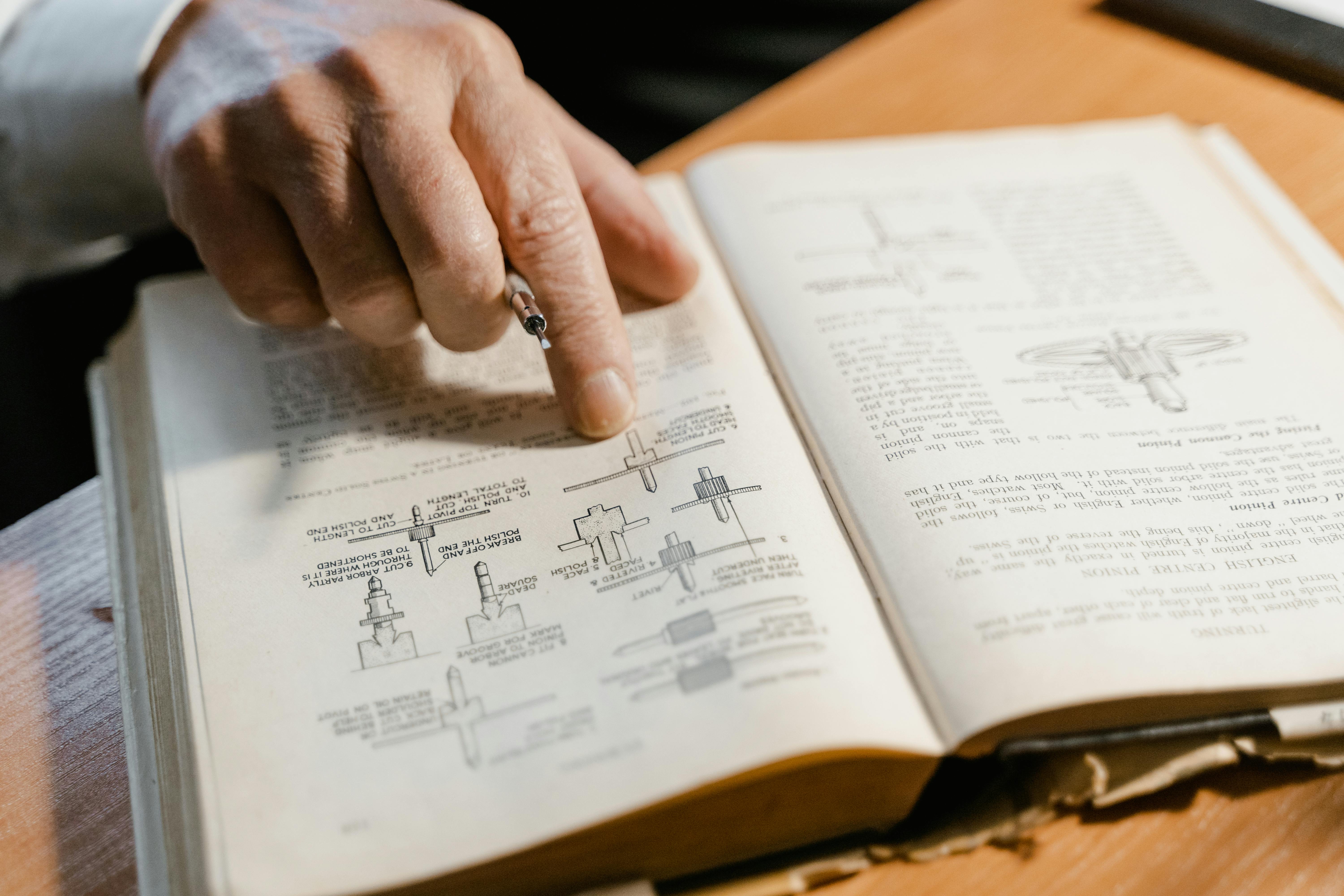 Der genetische Code ist wie eine Gebrauchsanweisung. Jede Zelle hat dieselbe Anleitung, aber die Zellen verwenden nur bestimmte Teile, so dass sie sich spezialisieren können, wie eine Herzzelle oder eine Gehirnzelle.