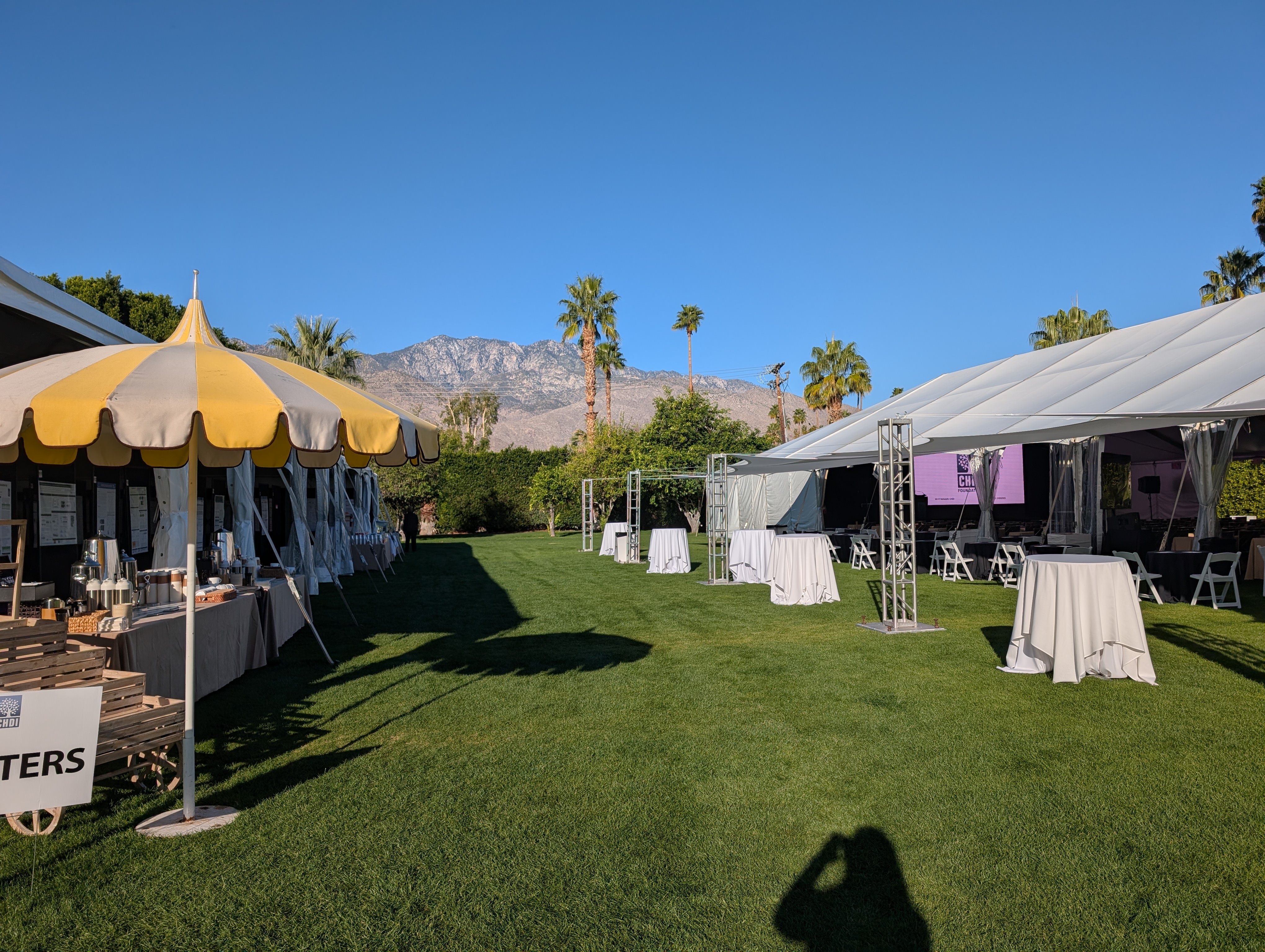 Das Parker Hotel in Palm Springs, Kalifornien, ist ein fantastischer Ort, um sich eine Woche lang über die Spitzenforschung zur Huntington-Krankheit zu informieren - unter einem großen Zelt, umgeben von Palmen, im Schatten des Mount San Jacinto.