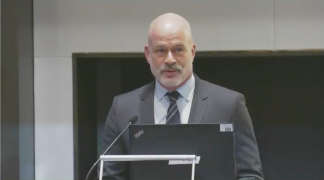 Dr. Arik Johnson, Interims-CEO und Chief Mission Officer der Huntington's Disease Society of America, eröffnete die Veranstaltung und bedankte sich bei allen, die an dieser wichtigen Veranstaltung teilgenommen haben, bei der 200 von der Huntington-Krankheit betroffene Menschen direkt mit der US-amerikanischen Food and Drug Administration (FDA) ins Gespräch kamen.  