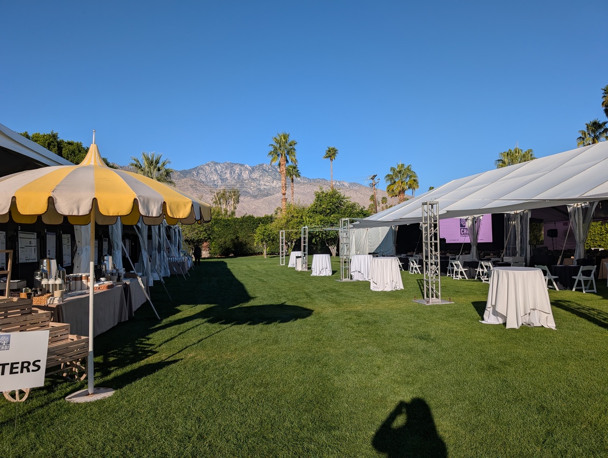 Das Parker Hotel in Palm Springs, Kalifornien, ist ein fantastischer Ort, um sich eine Woche lang über die Spitzenforschung zur Huntington-Krankheit zu informieren - unter einem großen Zelt, umgeben von Palmen, im Schatten des Mount San Jacinto.  