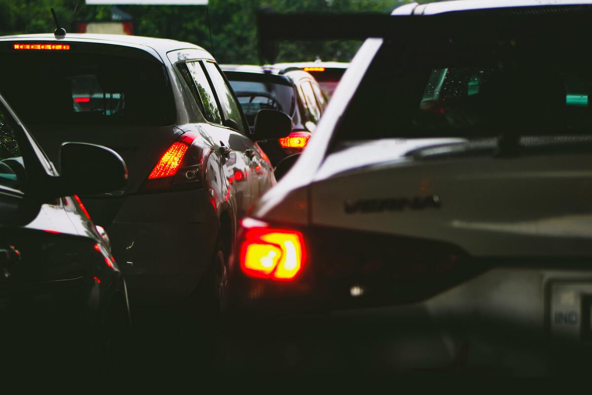 Die Huntington-Krankheit führt dazu, dass genetische Verkehrssignale verrückt spielen, sodass Ampeln, die eigentlich rot sein sollten, grün leuchten und es zu einem genetischen Stau kommt.