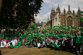 Hunderte von HD Familienmitgliedern nahmen an einer Kundgebung in London im Juni 2010 teil, um auf die Bedürfnisse von HD Patienten und die wahrscheinlich höheren Prävalenzzahlen aufmerksam zu machen.  