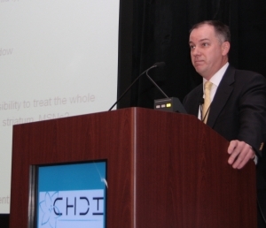 Doug Macdonald, CHDI’s Direktor für Medikamentenentwicklung, gab ein Update über die Fortschritte beim Huntingtin-Silencing  