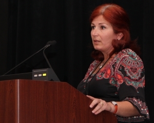 Leticia Toledo-Sherman von CHDI erläuterte die Strategie der Stiftung zur Entwicklung von Medikamenten, die darauf zielen, den Stoffwechsel in der Huntington Krankheit zu verbessern  