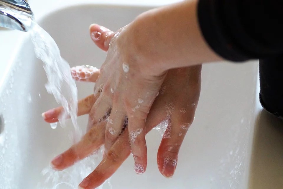  Um sicher und gesund zu bleiben, sollte sich jeder häufig die Hände waschen, Oberflächen desinfizieren und sich sozial distanzieren.  