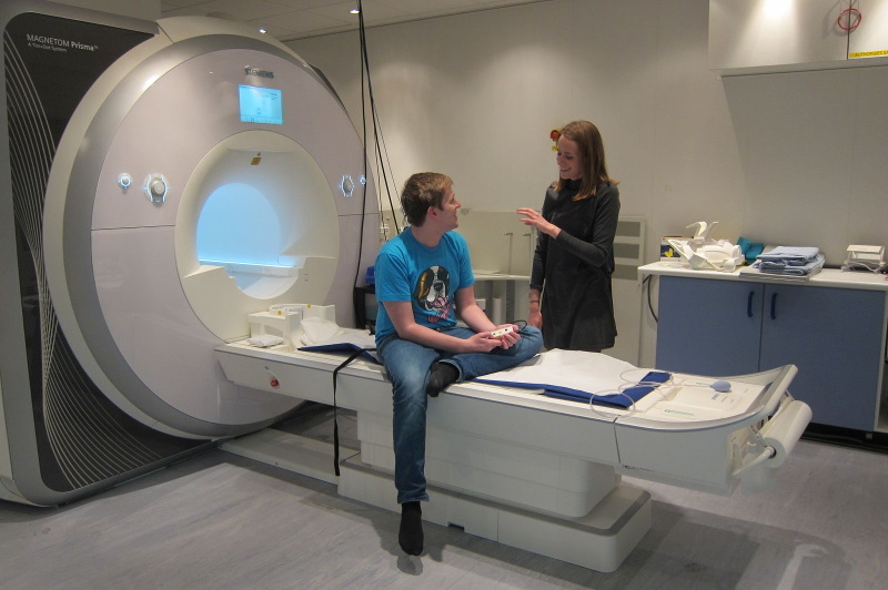 Ein Teilnehmer an der HD-YAS-Studie, der sich auf einen Gehirnscan mittels MRT vorbereitet (Foto zur Verfügung gestellt von HDYO)  
