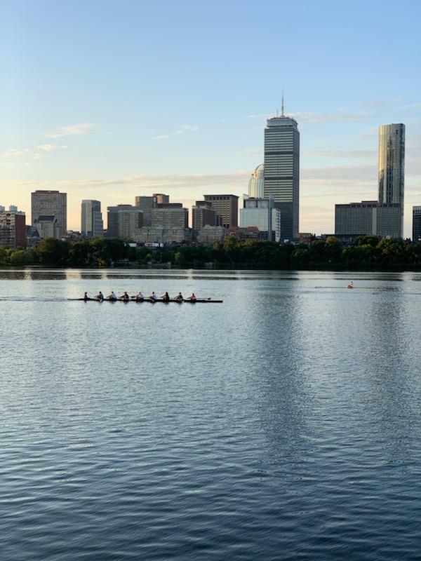 Alle zwei Jahre treffen sich Huntington-Forscher aus aller Welt in Boston am Charles River, um ihre Forschungsergebnisse auszutauschen und voneinander zu lernen, damit wir der Behandlung von Huntington ein Stück näher kommen.  